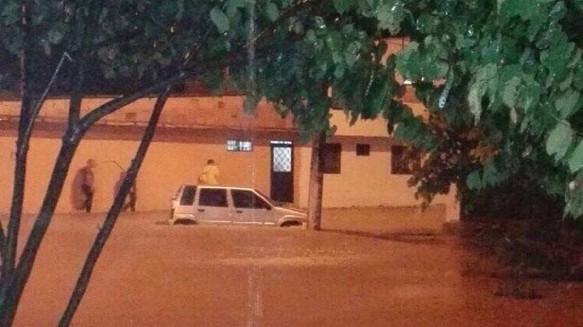 Al menos dos personas muertas y más de 150 daminificadas dejó el desbordamiento de un río en la ciudad de Villavicencio (sur), en medio de la ola invernal que afecta a 12 de los 32 departamentos de Colombia, informaron el domingo cuerpos de socorro.