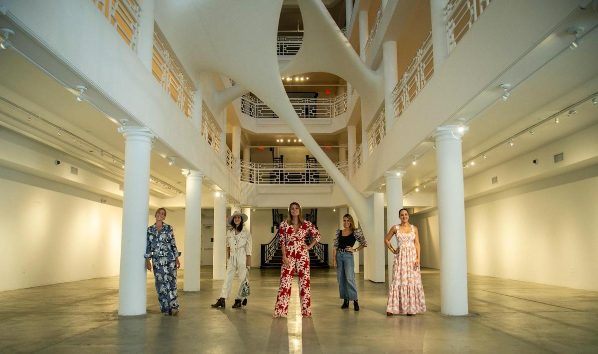 El Moore Building del Design District es esl escenario perfecto para el regreso del evento de moda Stitch Lab. Las diseñadoras Luli Ballestrin, Jenny Lopez, Karina Rosendo, fundadora de Stitch Lab, Silvia Cobos y Vanessa Arcila.