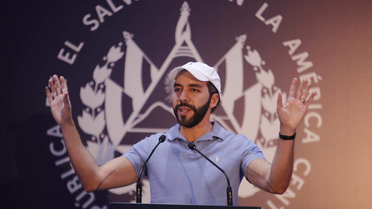 El presidente de El Salvador, Nayib Bukele, ofrece una conferencia de prensa en San Salvador, el domingo 4 de febrero de 2024, día de las elecciones presidenciales. El Tribunal Supremo Electoral confirmó la reelección de Bukele el sábado 17 de febrero de 2024.