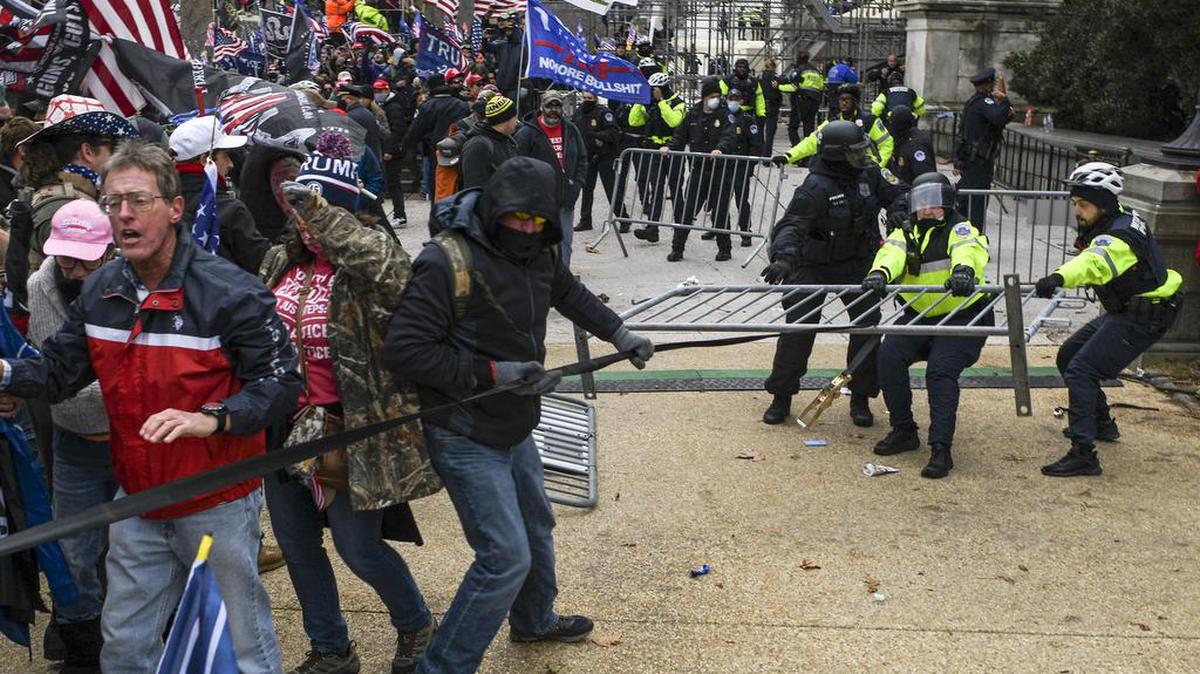 Los miembros de una turba pro-Trumb chocan con la policía en el Capitolio en Washington, el miércoles 6 de enero de 2021. 