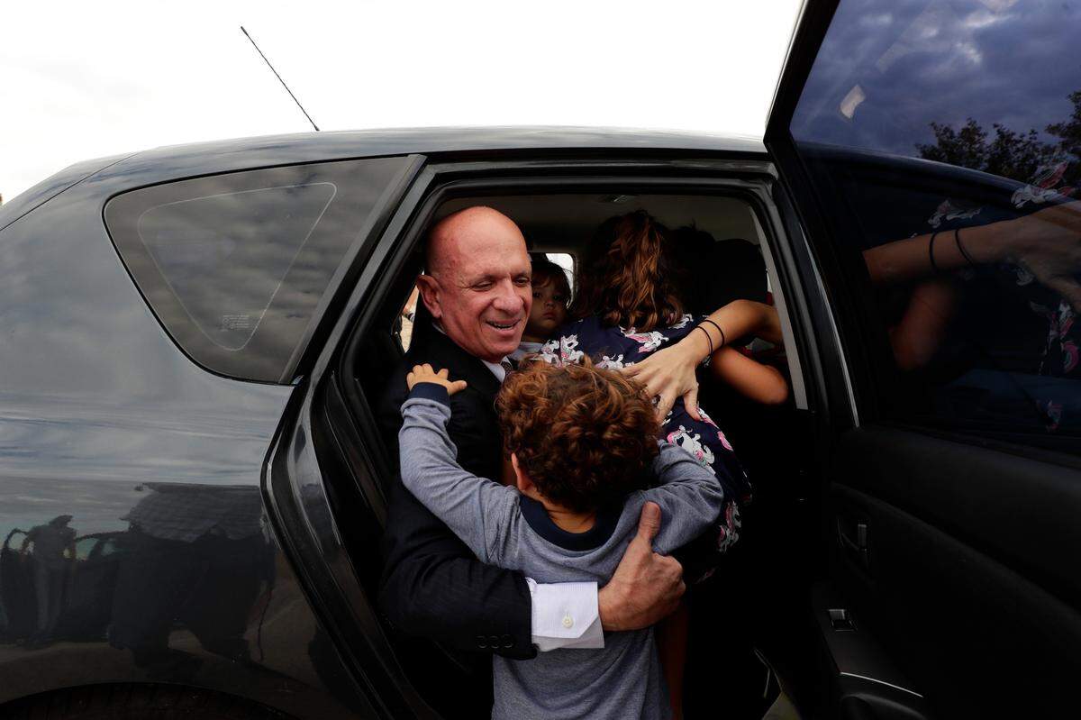 EDS NOTE : SPANISH LAW REQUIRES THAT THE FACES OF MINORS ARE MASKED IN PUBLICATIONS WITHIN SPAIN. Accompanied by family members, former Venezuelan military spy chief, retired Maj. Gen. Hugo Carvajal, center, enters into a car after walking out of prison in Estremera, outskirts of Madrid, Spain, Sunday, Sept. 15, 2019. Spain’s National Court has rejected the extradition to the United States of a former Venezuelan military spy chief accused of drug smuggling and other charges. Within hours of Monday’s ruling, the court released retired Maj. Gen. Hugo Carvajal, who claimed that the extradition request was politically motivated. (AP Photo/Manu Fernandez)