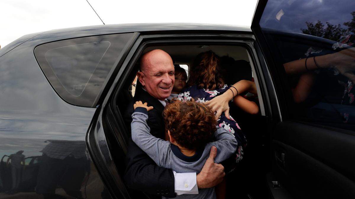 EDS NOTE : SPANISH LAW REQUIRES THAT THE FACES OF MINORS ARE MASKED IN PUBLICATIONS WITHIN SPAIN. Accompanied by family members, former Venezuelan military spy chief, retired Maj. Gen. Hugo Carvajal, center, enters into a car after walking out of prison in Estremera, outskirts of Madrid, Spain, Sunday, Sept. 15, 2019. Spain’s National Court has rejected the extradition to the United States of a former Venezuelan military spy chief accused of drug smuggling and other charges. Within hours of Monday’s ruling, the court released retired Maj. Gen. Hugo Carvajal, who claimed that the extradition request was politically motivated. (AP Photo/Manu Fernandez)