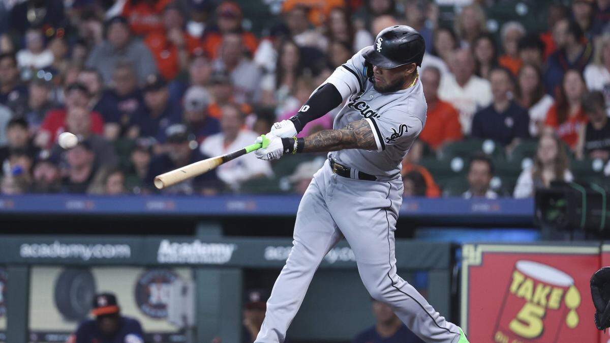 Yoan Moncada dio cuadrangular de dos carreras en la novena para que los Medias Blancas de Chicago dividieran en la serie inaugural de cuatro juegos ante los Astros en Houston.