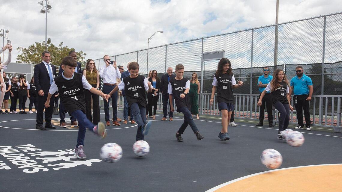 La pasión por el fútbol llega a Hialeah con una nueva mini cancha deportiva, un programa de Miami-Dade