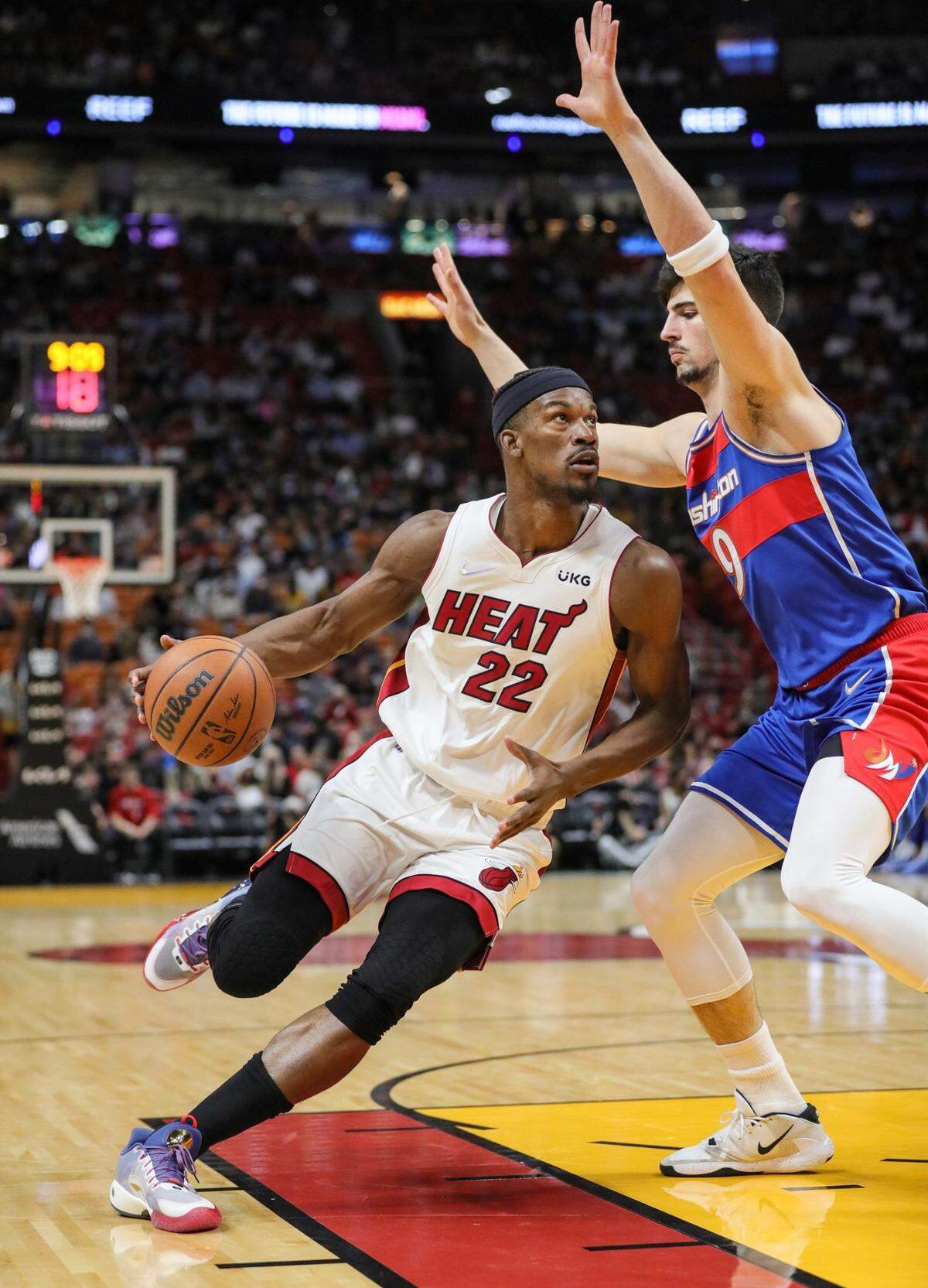 El jugador del Heat Jimmy Butler (22) entra al aro ante la marca de Deni Avdija, de los Wizards de Washington, en el partido celebrado el 28 de diciembre de 2021 en Miami.