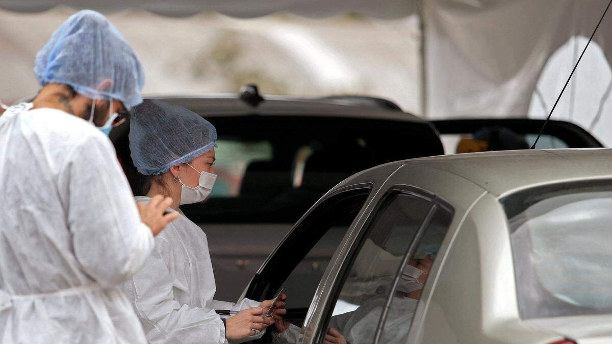 Una enfermera revisa la identificación de un trabajador de la salud dentro de un automóvil que espera antes de recibir una dosis de la vacuna Pfizer-BioNTech contra el COVID-19, en Bogotá, Colombia, el 11 de abril de 2021. Foto Archivo