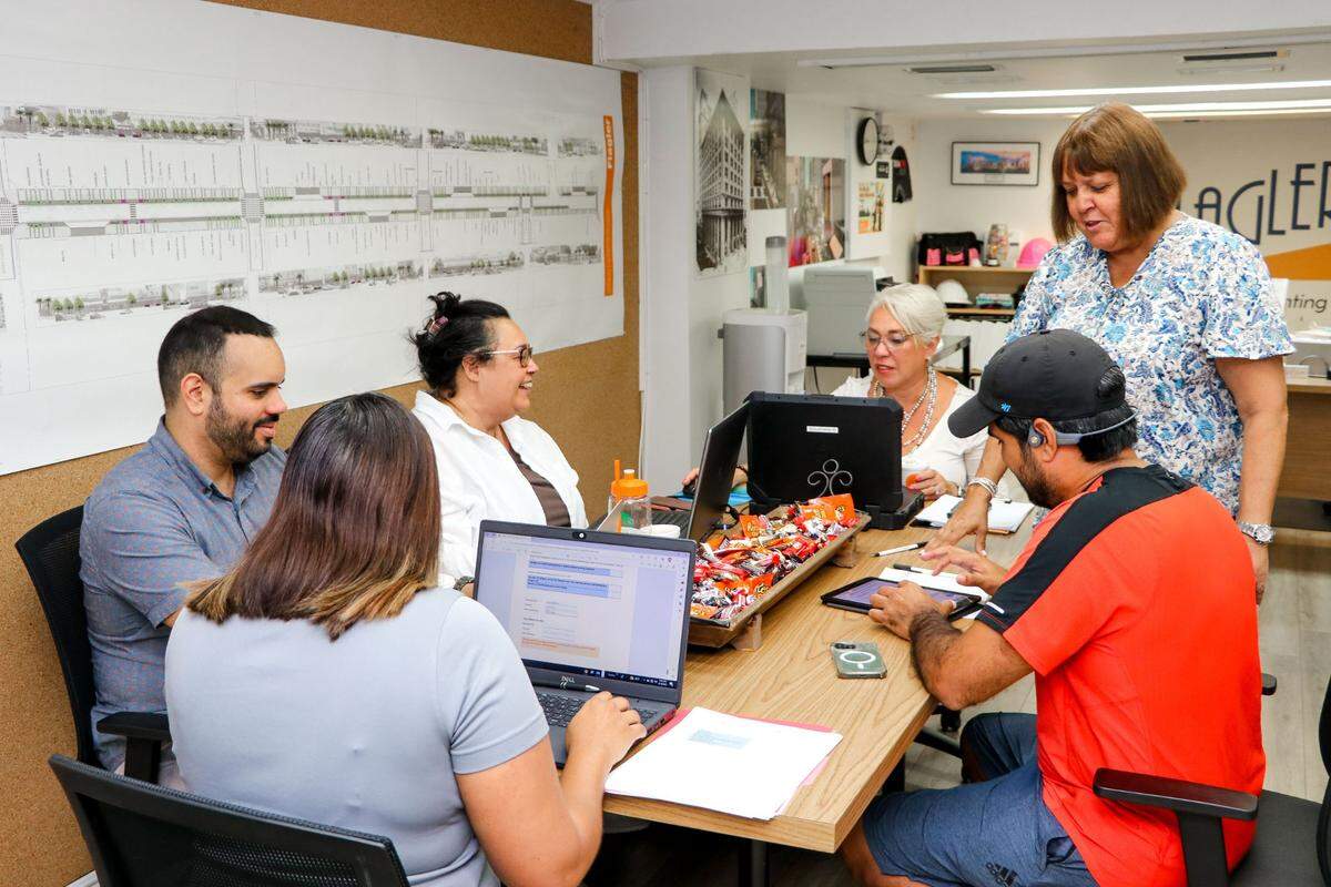 Empresarios asisten a la clínica de permisos, una ayuda gratuita para facilitar el proceso de abrir negocios en el downtown de Miami, que les ahorra tiempo y dinero.