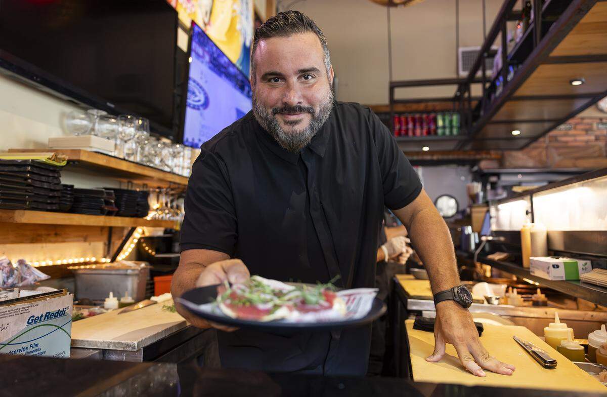 El chef José Mendín sirve una pizza de atún en su restaurante Pubbelly Sushi en Miami Beach, Florida. Mendín, de origen puertorriqueño, celebra el 15 aniversario del restaurante. El aperitivo consiste en tortilla crujiente, alioli de ajo y aceite de trufa.