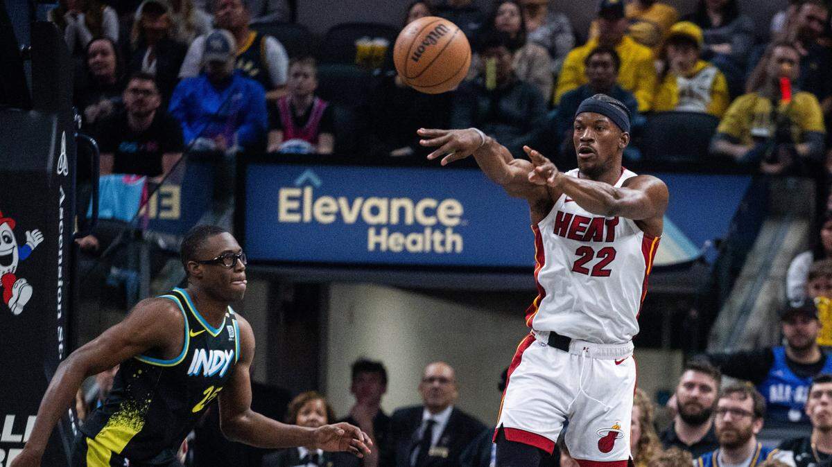 El jugador del Heat de Miami Jimmy Butler (der.) pasa la pelota ante la marca de Jalen Smith, de los Pacers, en el partido celebrado el 7 de abril de 2024 en Indiana.