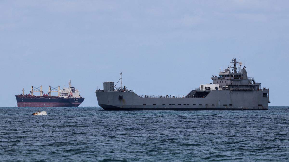 Un buque de la marina israelí llega al puerto de Ashdod, el día en que un grupo de derechos israelí y los organizadores de la Flotilla Global Sumud dijeron que los activistas a bordo de la flotilla con destino a Gaza fueron interceptados por las fuerzas navales israelíes y están detenidos en un puerto israelí, visto desde Ashdod en el sur de Israel, el miércoles 20 de mayo 2026.