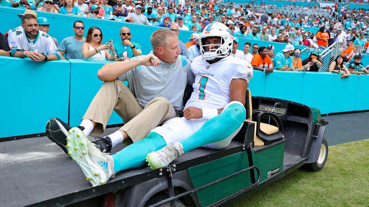 El quarterback de los Dolphins Tua Tagovailoa abandona el terreno de juego en un carro luego de lesionarse en el primer cuarto del partido ante los Buffalo Bills, el 19 de septiembre de 2021 en el Hard Rock Stadium en Miami Gardens, Florida.
