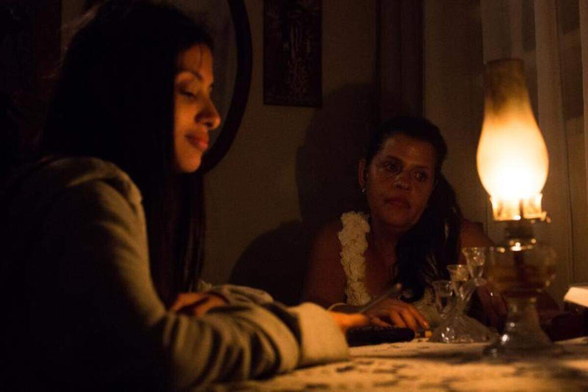 Yadira Delgado y su hija Vanesa permanecen en su casa durante el apagón el 9 de marzo del 2019.