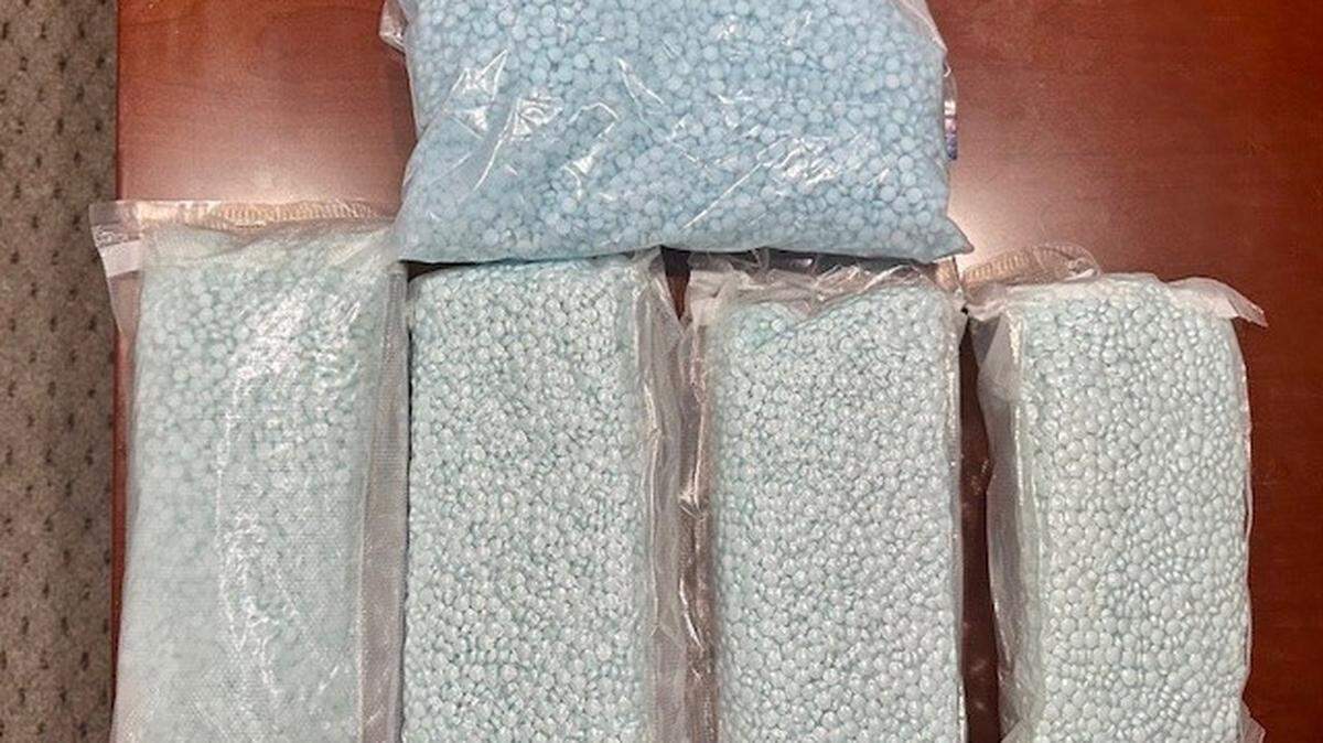 Dos personas arrestadas transportaban 30,000 pastillas de un potente fármaco opiáceo sintético de Texas a Miami.