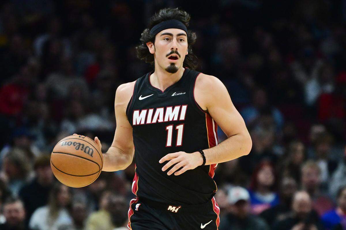 El jugador del Heat Jaime Jáquez Jr. conduce el balón en el partido contra los Cavaliers, celebrado el 22 de noviembre de 2023 en Cleveland.