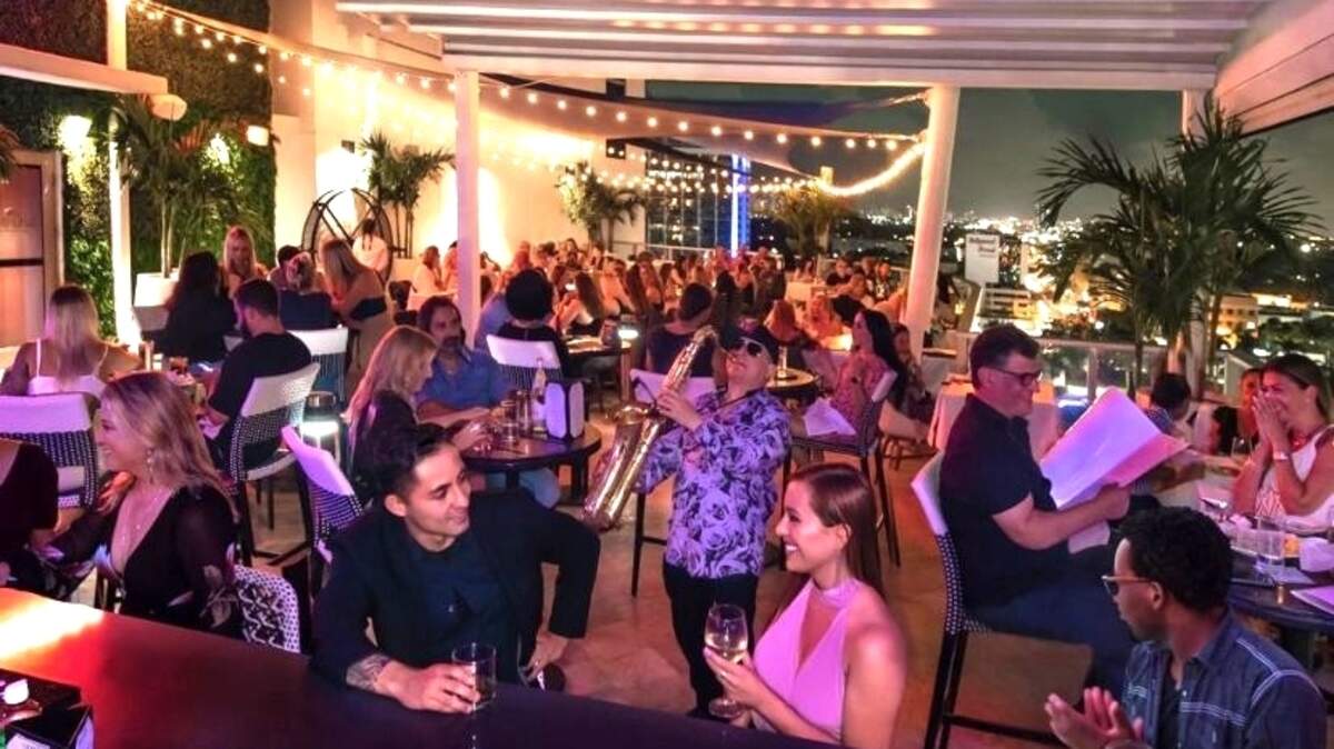 En la terraza, llamada The Muse, también se puede cenar. Es un espacio espléndido en torno a una piscina al aire libre con una vista panorámica que quita el aliento.
