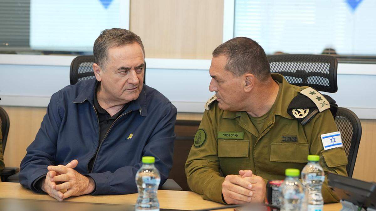  El ministro de Defensa israelí, Israel Katz (i), durante un encuentro de evaluación de seguridad con el jefe del Estado Mayor, Eyal Zamir. El ministro de Defensa israelí, Israel Katz, ordenó este viernes a las fuerzas armadas intensificar los ataques sobre Irán para, entre otros, “debilitar” al régimen del ayatolá, Ali Jameneí, que rige sobre la república islámica. EFE/ Ministerio de Defensa de Israel 