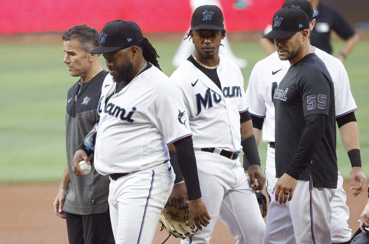 El abridor de los Marlins Johnny Cueto deja el juego lesionado en el segundo inning del partido ante los Mellizos de Minnesota, celebrado el 3 de abril de 2023 en Miami.