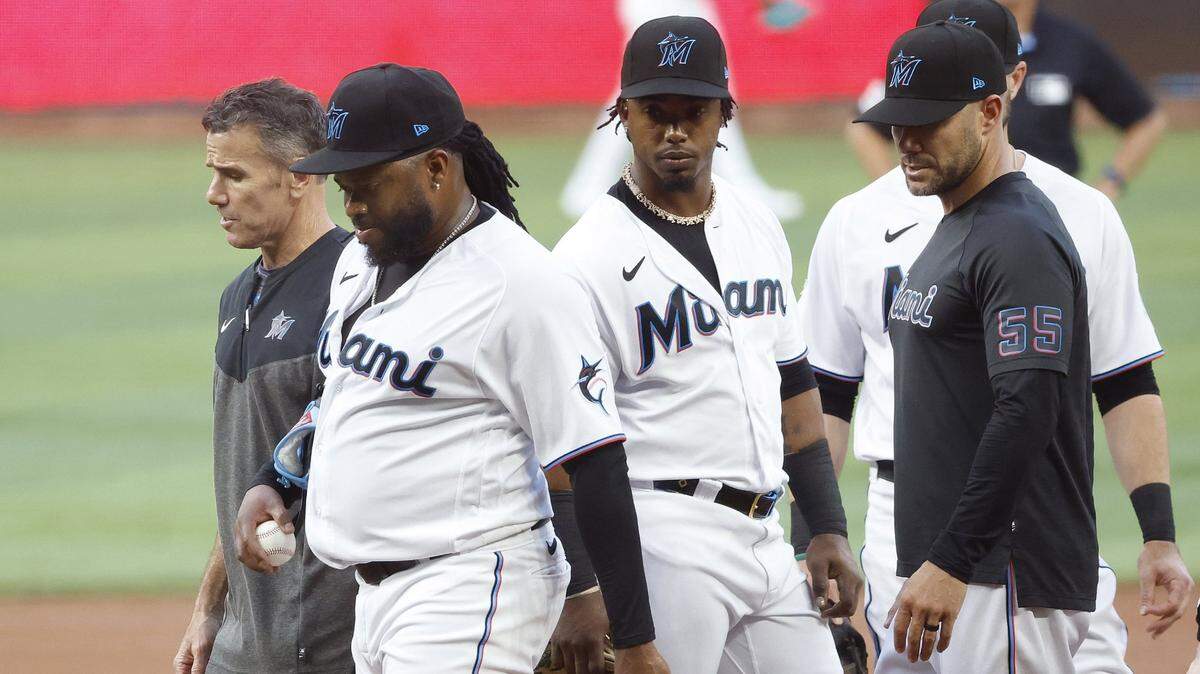 El abridor de los Marlins Johnny Cueto deja el juego lesionado en el segundo inning del partido ante los Mellizos de Minnesota, celebrado el 3 de abril de 2023 en Miami.