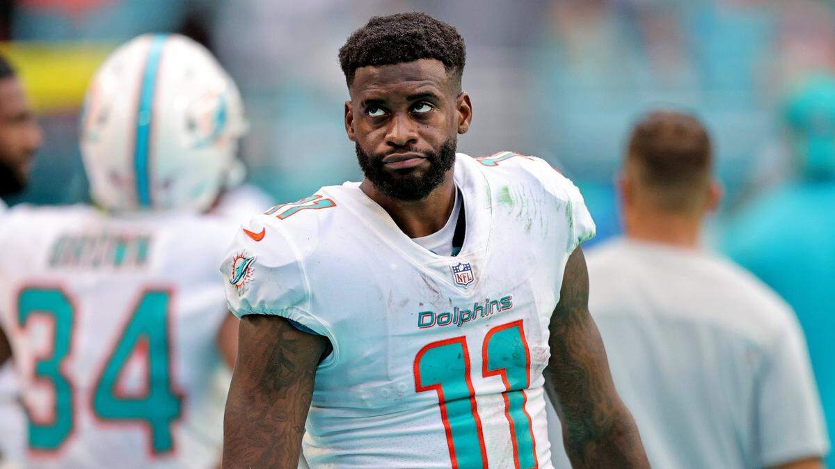 El wide receiver de los Dolphins DeVante Parker mira la pizarra durante un partido contra los Buffalo Bills, el 19 de septiembre de 2021 en el Hard Rock Stadium en Miami Gardens, Florida.