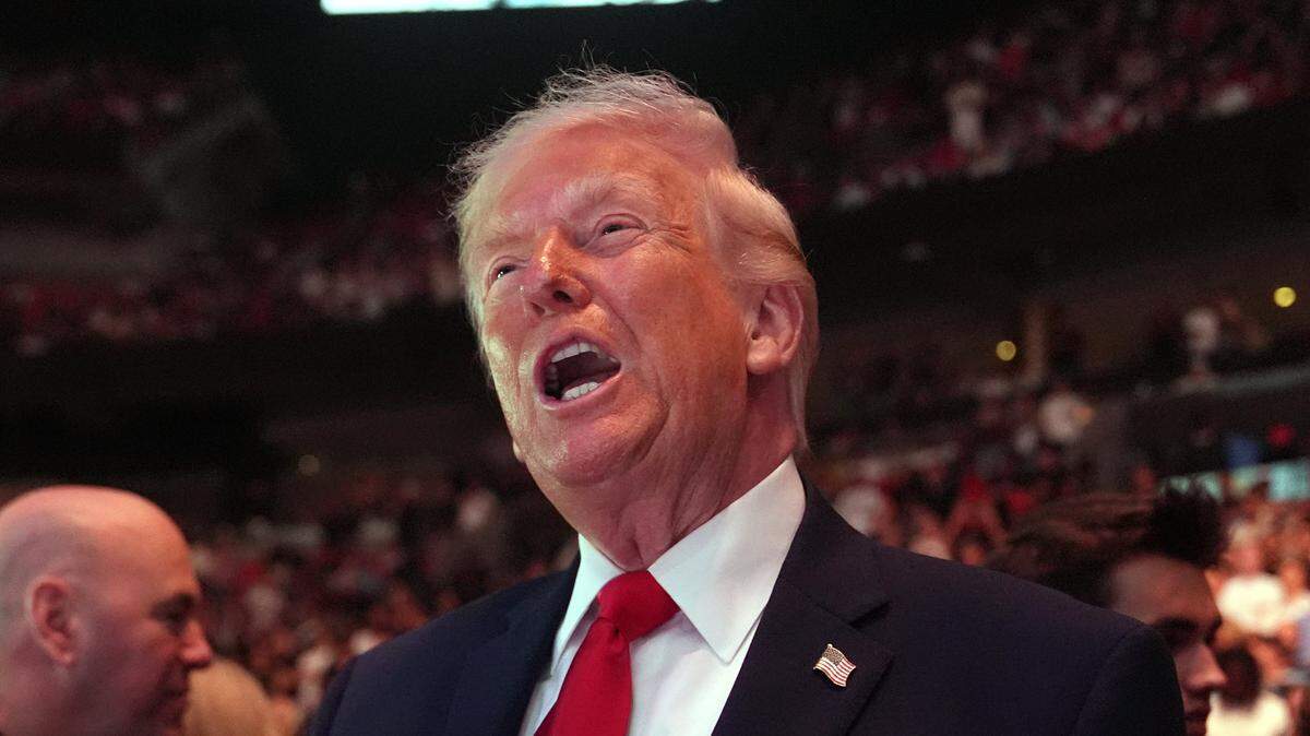 El presidente de Estados Unidos, Donald Trump, asiste a UFC 327 en el Kaseya Center el 11 de abril de 2026 en Miami, Florida.