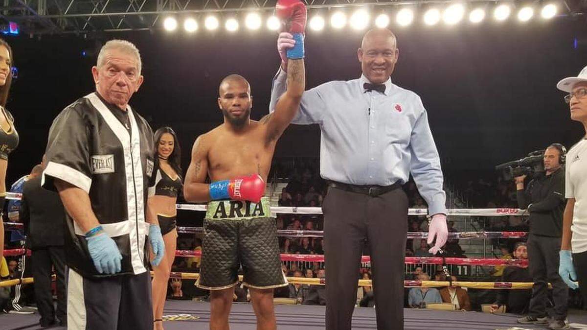 HAIRON SOCARRAS se impuso por TKO en el Casino Seminole el viernes 30 de noviembre.