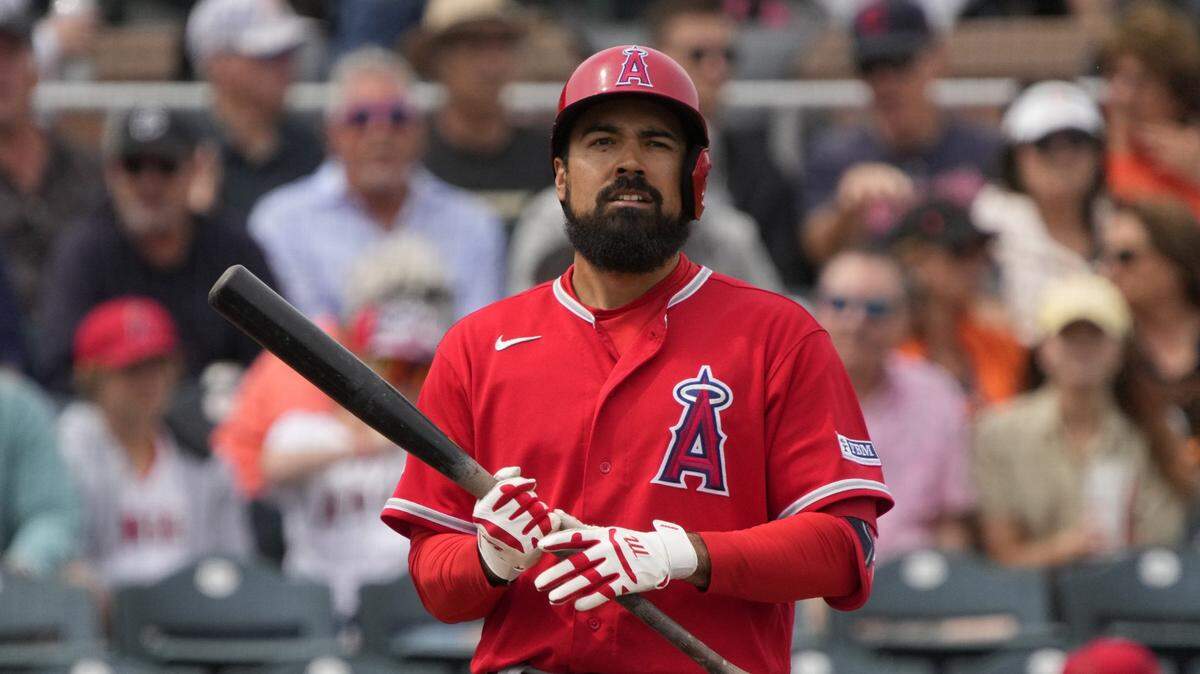 El tercera base de los Angelinos de Los Angeles Anthony Rendon fue suspendido 5 partidos y multado por el Béisbol de Grandes Ligas el lunes por sus interacciones con un fanático la semana pasada.
