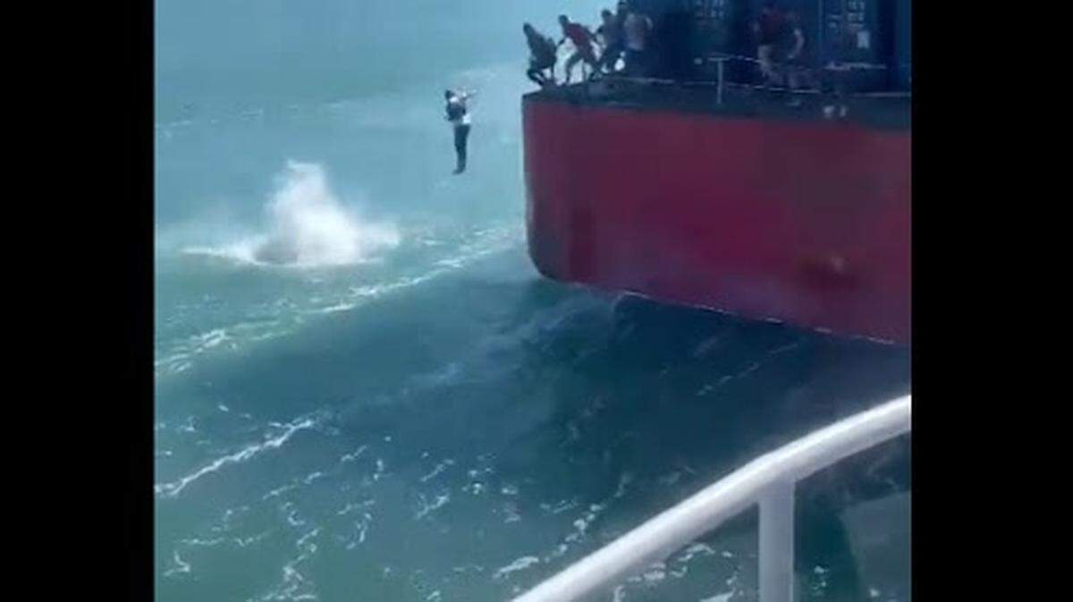 Saltaron desde un barco procedente de Florida en aguas de esta zona.