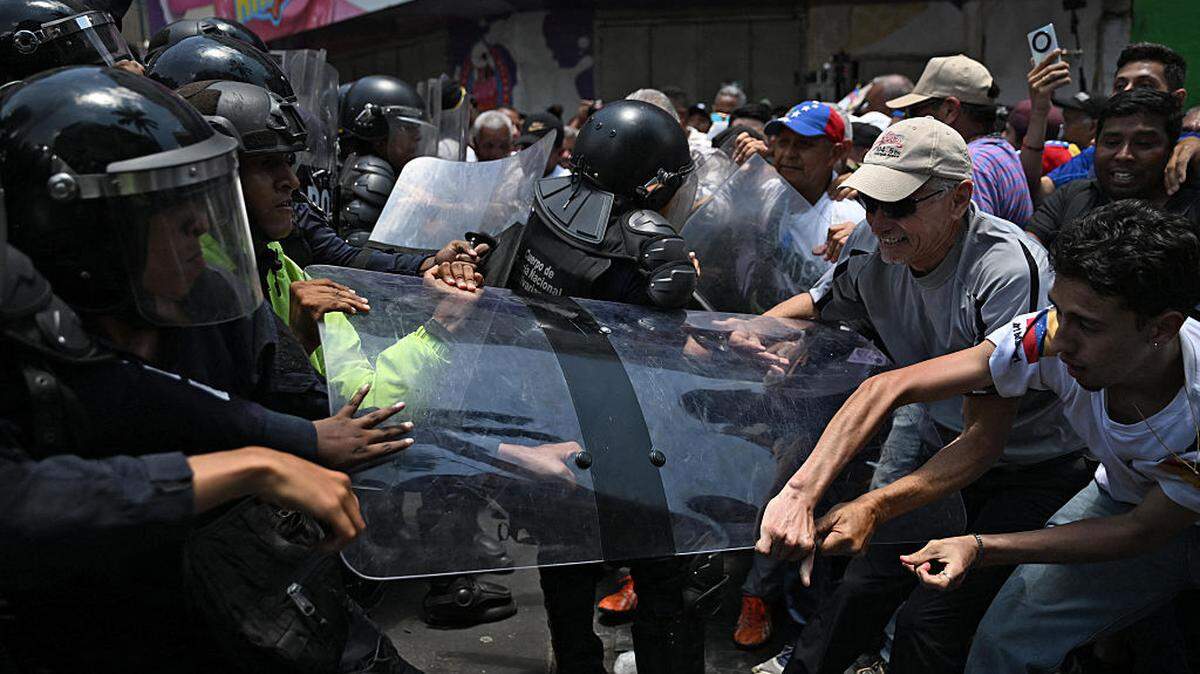 Opponents of interim President Delcy Rodríguez clash with riot police during a march to demand wage increases in Caracas, Venezuela, on Thursday, April 9, 2026.