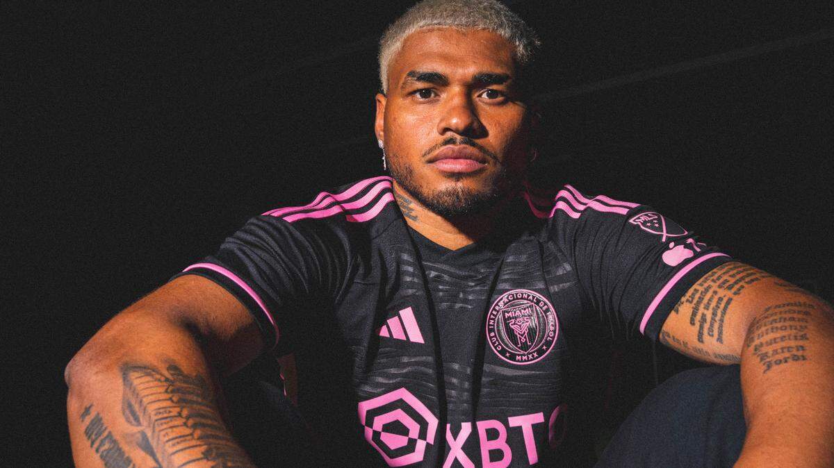 Josef Martínez posa con la nueva camiseta La Noche que utilizará el equipo como visitante.