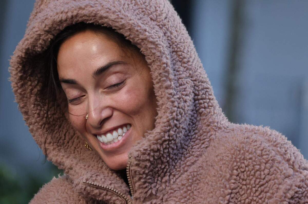 Leela Sanikop, de 37 años y residente de Nirvana, reacciona al descenso de las temperaturas con una sonrisa, abrigada para la ocasión.