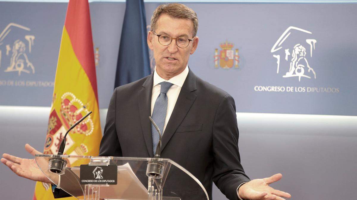 Alberto Núñez Feijóo, líder del Partido Popular, intentará lograr el apoyo necesario para ser el próximo presidente del gobierno de España. En la foto, Feijóo da una conferencia de prensa el 23 de agosto de 2023.