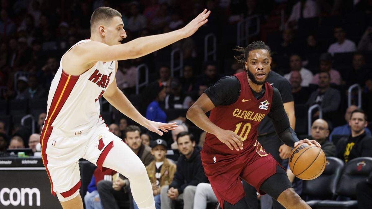 El base de los Cleveland Cavaliers, Darius Garland (10), avanza con el balón sorteando al alero de los Miami Heat, Nikola Jovic (5), durante la primera mitad de un partido disputado el lunes 10 de noviembre de 2025 en el Kaseya Center en el centro de Miami, Florida.