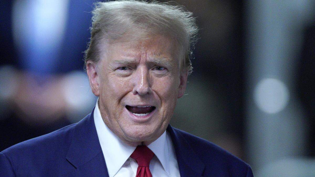 El expresidente Donald Trump da declaraciones a reporteros después de salir de la Corte Suprema del Estado de Nueva York, el martes 30 de abril de 2024.
