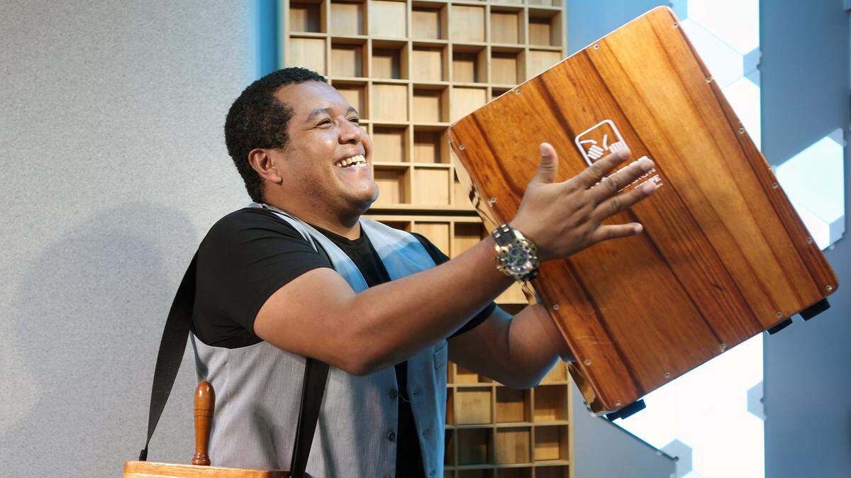 El productor y folclorista peruano Andrés Arevalo estrenará el espectáculo "Tuma & Cajón" en el Teatro Manuel Artime.