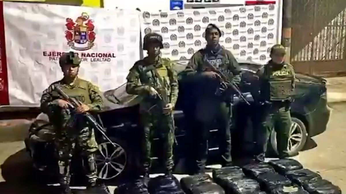 Imagen tomada de un video compartido por el ministro de Defensa de Colombia, Pedro Sánchez, que muestra a miembros del Ejército tras incautar un cargamento de cocaína.