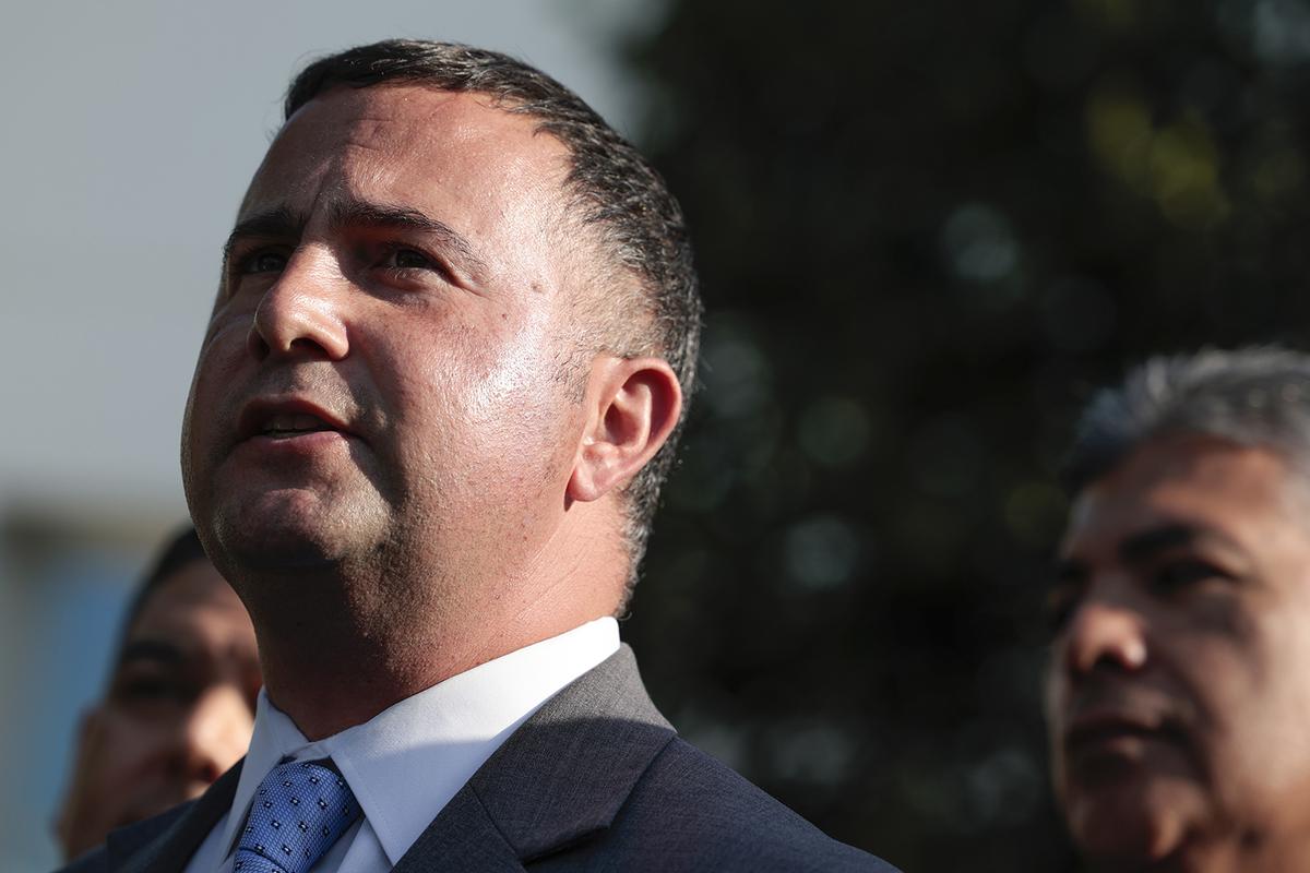 El representante Darren Soto, demócrata por Florida, habla junto a miembros del Caucus Hispano del Congreso fuera del Ala Oeste tras una reunión con el presidente estadounidense Joe Biden el 25 de abril de 2022 en Washington, D.C.