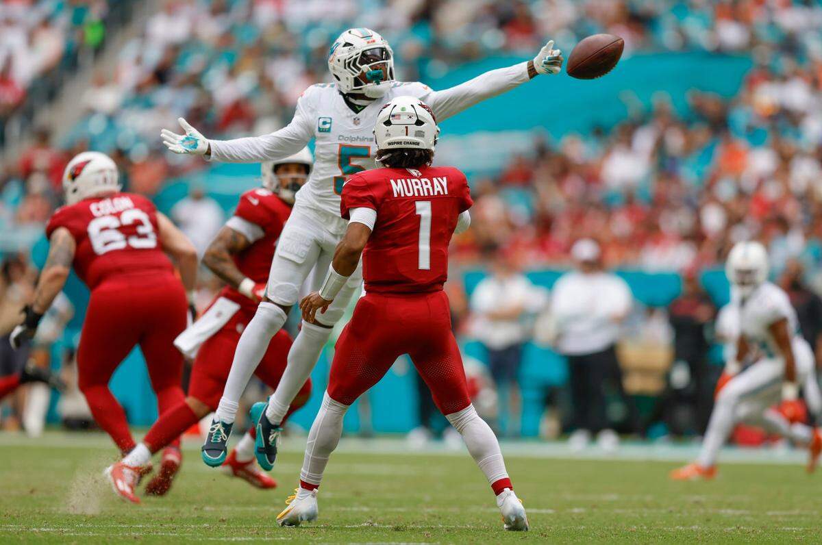 El cornerback de los Dolphins Jalen Ramsey (5) bloquea un pase del quarterback de los Cardinals de Arizona Kyler Murray (1), en el partido celebrado el 27 de octubre de 2024 en el Hard Rock Stadium en Miami Gardens, Florida.