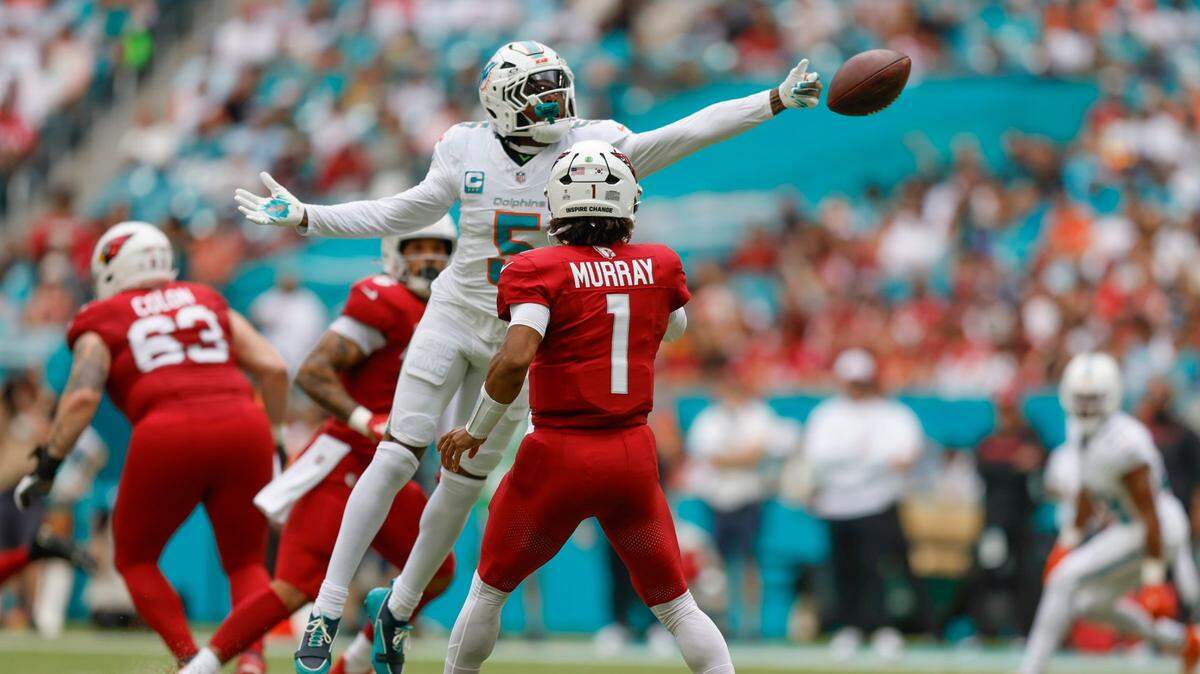 El cornerback de los Dolphins Jalen Ramsey (5) bloquea un pase del quarterback de los Cardinals de Arizona Kyler Murray (1), en el partido celebrado el 27 de octubre de 2024 en el Hard Rock Stadium en Miami Gardens, Florida.