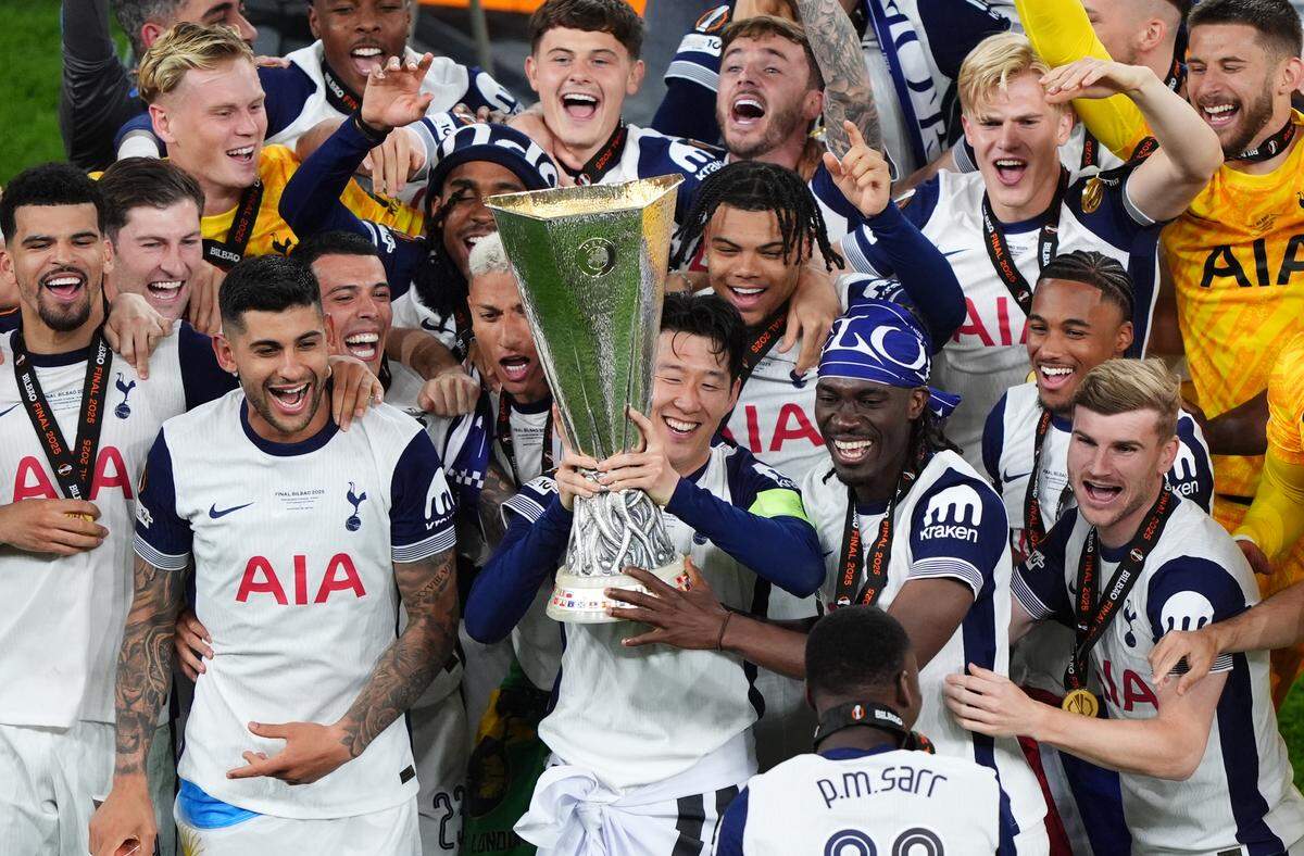 Los jugadores de Tottenham celebran tras ganar la Liga Europa al vencer en la final al Manchester United, en el partido celebrado el 21 de mayo de 2025 en Bilbao, España.