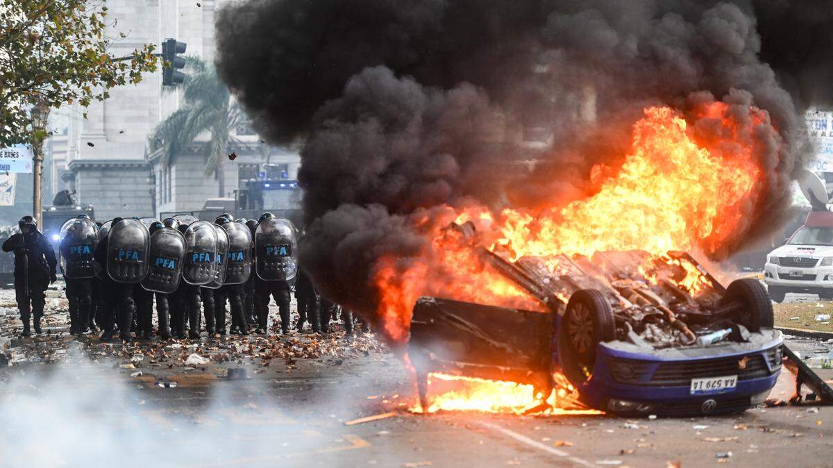 Un automóvil arde frente al Senado en Argentina, el miércoles en Buenos Aires, en un choque entre manifestantes y policías mientras esa cámara legislativa debatía la Ley de Bases, el proyecto estrella del presidente Javier Milei que pretende implementar un paquete de reformas económicas de gran calado.