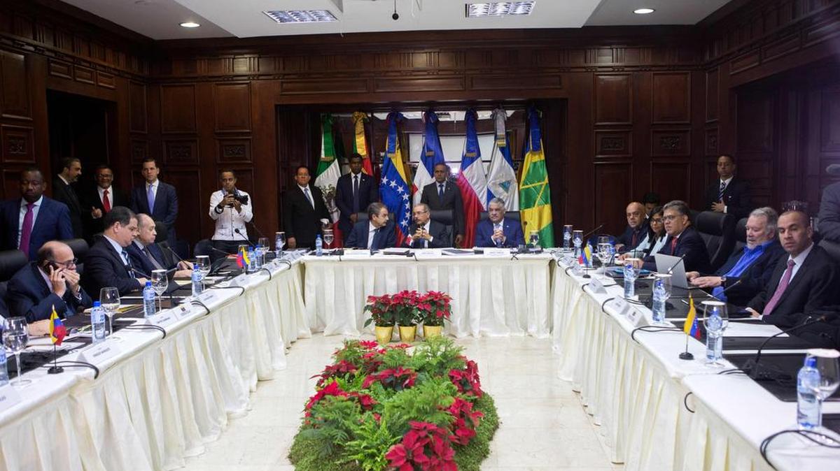 Vista general de la mesa de negociación entre los representantes del gobierno de Nicolás Maduro y de la oposición venezolana en una reunión en Santo Domingo, el 2 de diciembre del 2017.