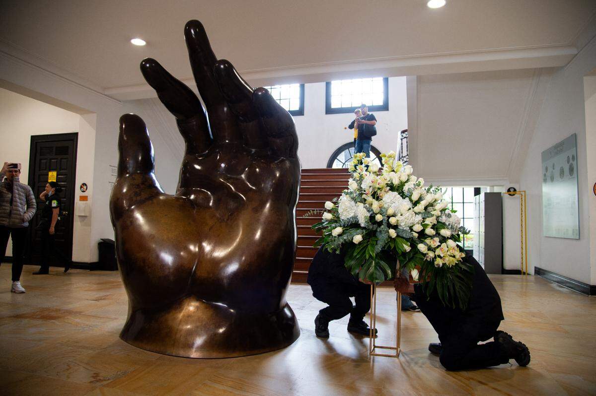 Los colombianos se reúnen en el Museo Botero de Bogotá el día de su muerte a la edad de 91 años, el 15 de septiembre de 2023. Fernando Botero, conocido por sus pinturas de gran tamaño, murió en Mónaco después de sufrir una neumonía.
