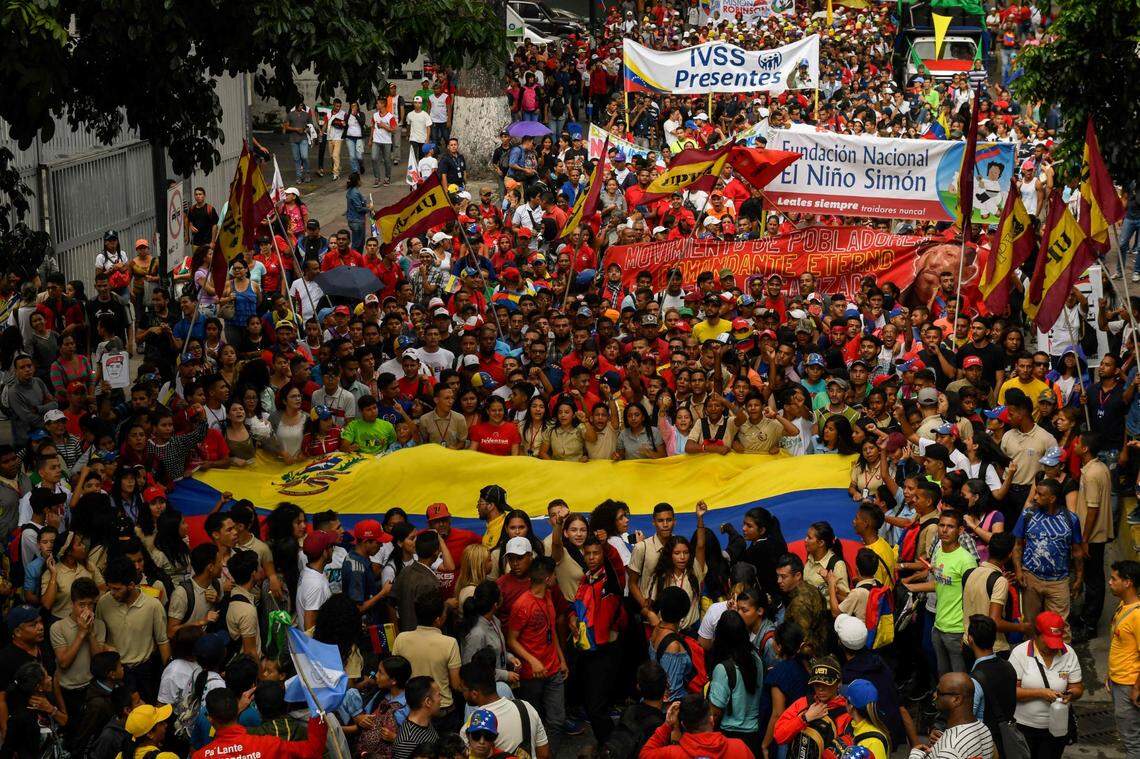 Estudiantes partidarios del presidente venezolano Nicolás Maduro asisten a una manifestación progubernamental en Caracas, el 21 de noviembre de 2019.