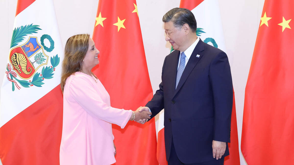 . La presidenta de Perú Dina Boularte saluda al mandatario chino Xi Jinping en un evento en San Francisco. Huawei quiere hacer negocios con América Latina.