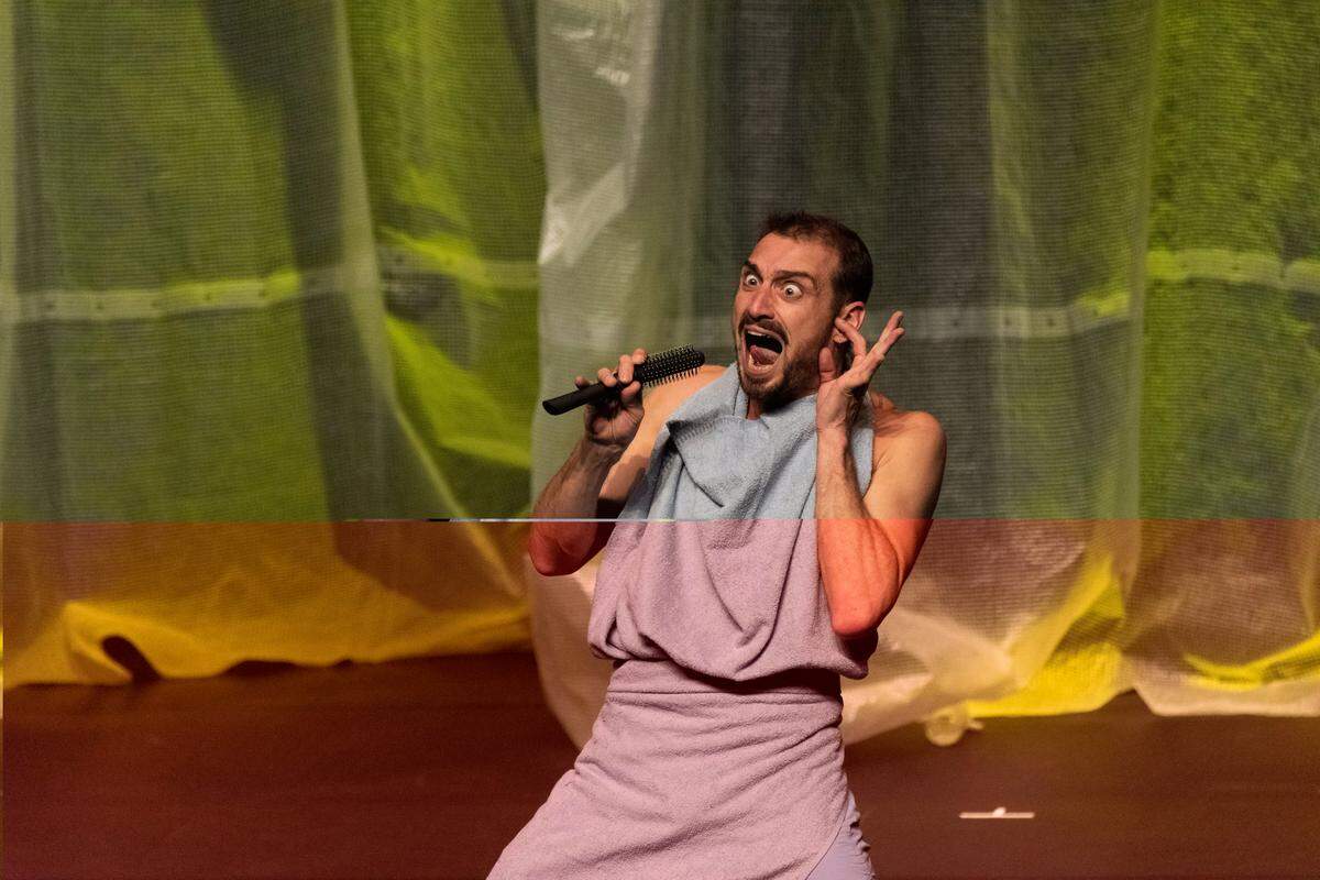 En “Apocalipsync”, Rosso combina sátira, arte performativo, fonomímica y comedia.