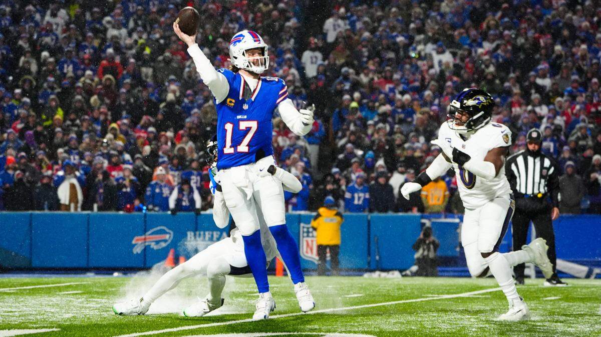 En el duelo entre Josh Allen (#17) y Lamar Jackson, los favoritos a obtener el premio del Jugador Más Valioso de la temporada de la NFL, el quarterback de los Bills fue determinante para la victoria de su equipo.