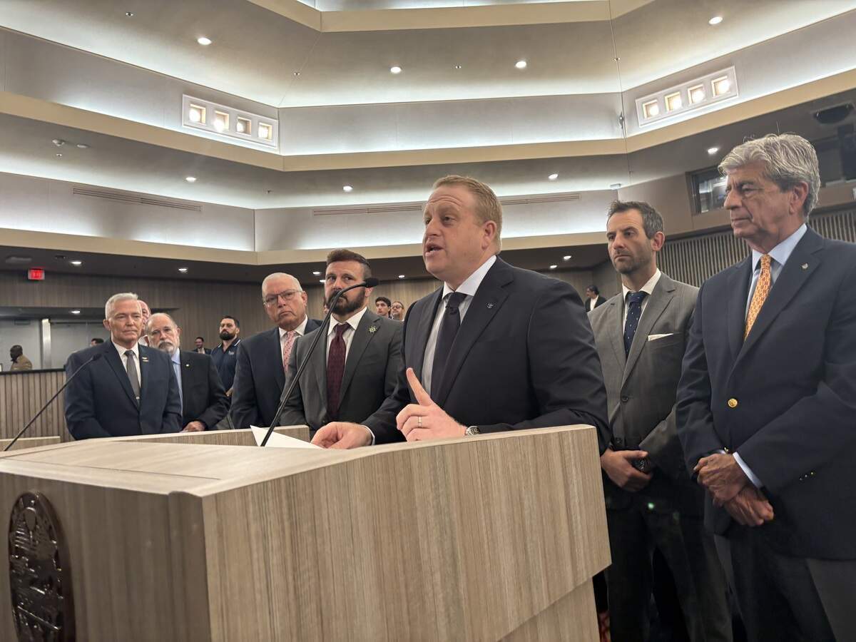 Jason Liberty, presidente y director ejecutivo de Royal Caribbean Group, se dirige a los comisionados del Condado Miami-Dade el 16 de junio de 2026 para hablar sobre la importancia de que el condado asegure el acceso a una terminal privada de combustible que abastezca a PortMiami. Liberty está acompañado por ejecutivos locales del sector de cruceros.