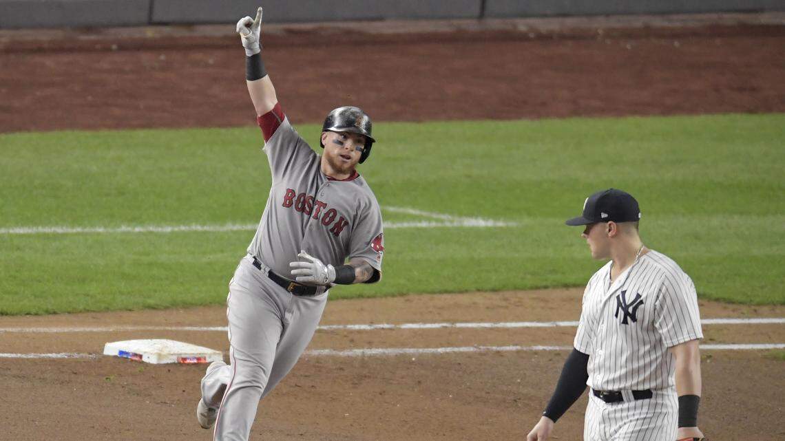 El receptor de los Medias Rojas de Boston Christian Vázquez reacciona tras pegar un jonrón en el cuarto inning del partido ante los Yankees, el 9 de octubre de 2018 en Nueva York.