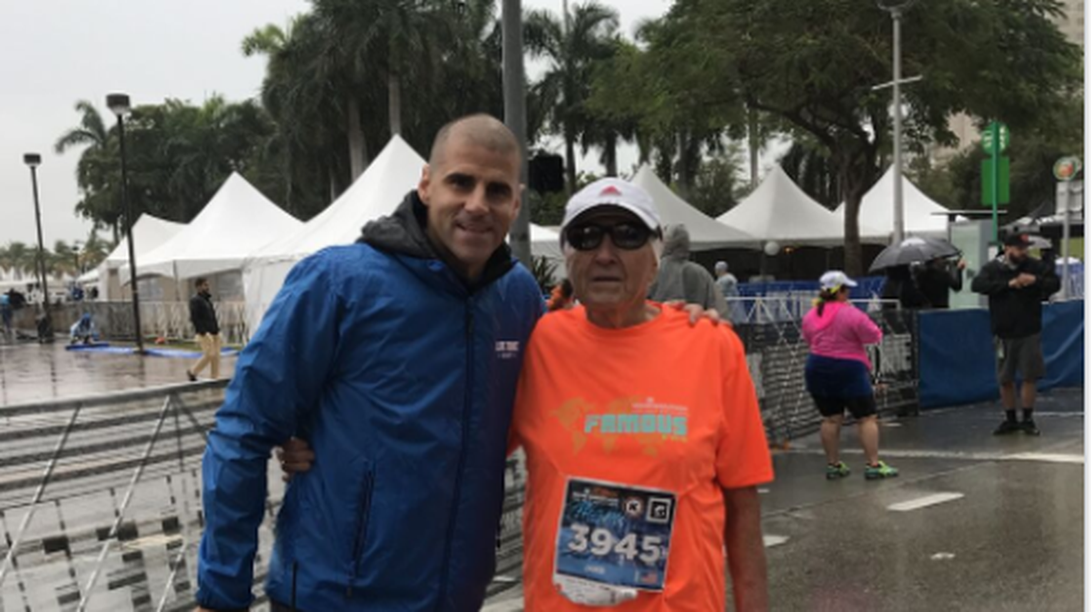 Jacob Zabara (der.) tiene 85 años y ha participado en todas las ediciones del Maratón de Miami. A su lado Frankie Ruiz, fundador y organizador de esta gran cita.