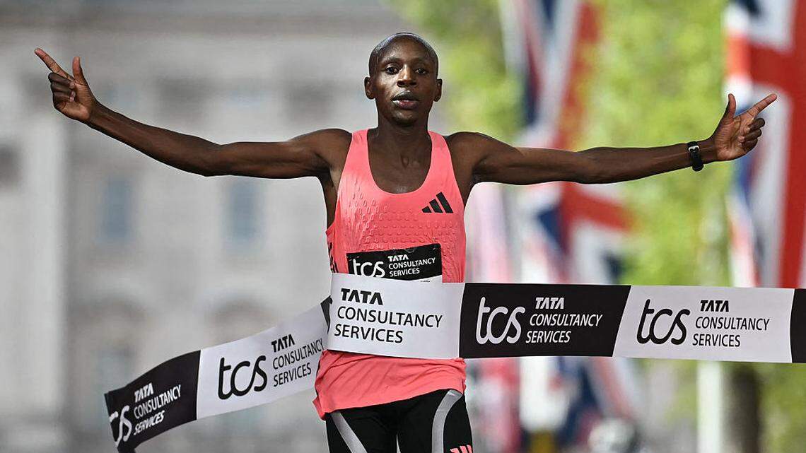 El keniano Sabastian Sawe cruzó la línea de meta frente al Palacio de Buckingham tras 1 hora, 59 minutos y 30 segundos y se convirtió en el primer atleta en correr un maratón en menos de dos horas, este domingo en Londres, Inglaterra.  